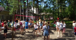 Vasaras brīvlaikā Rīgas bērni un jaunieši var piedalīties nevalstisko organizāciju rīkotajās nometnēs