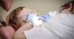 Izmanto bezmaksas bērnu zobārstniecības pakalpojumus Rīgā