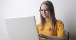 Aicina meitenes vecumā no 14-19 gadiem mācīties programmēt ar Python