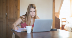 Kādas ir biežākās vecāku kļūdas, runājot ar bērniem par drošību internetā?