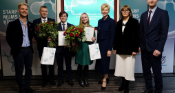 Divi jaunie ķīmijas skolotāji saņem 3000 eiro stipendijas no “Olainfarm”