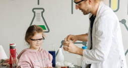 Zinātniece ar iedvesmojošu lekciju atklāj jaunu RTU izglītības iniciatīvu «Meitenes STEM»