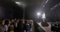 Labdarības koncertā "Skolas par uzvaru" uzstāsies Fiņķis, Carnival Youth, Kautkaili un citi iemīļoti mūzi