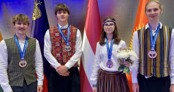 Latvijas skolēni gūst augstus panākumus Starptautiskajā ķīmijas olimpiādē Uzbekistānā