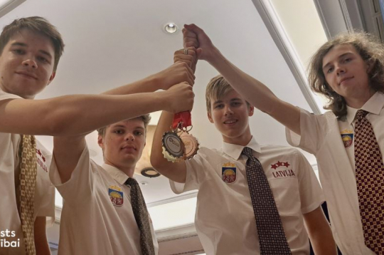 Latvijas skolēni izcīnījuši pilnu medaļu komplektu Starptautiskajā ģeogrāfijas olimpiādē