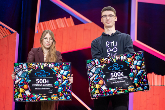 Evita Mārtinsone no Siguldas Valsts ģimnāzijas un Valts Vekters no RTU Inženierzinātņu vidusskolas