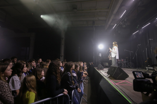 Labdarības koncertā "Skolas par uzvaru" uzstāsies Fiņķis, Carnival Youth, Kautkaili un citi iemīļoti mūzi