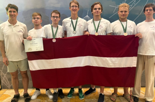 Latvijas skolēni Starptautiskajā fizikas olimpiādē Kolumbijā izcīna četras medaļas un atzinību