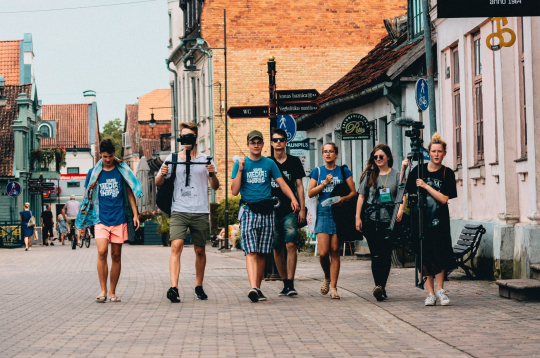  Jauniešus aicina pieteikties bezmaksas starptautiskajai mediju nometnei  „Young Media Sharks”