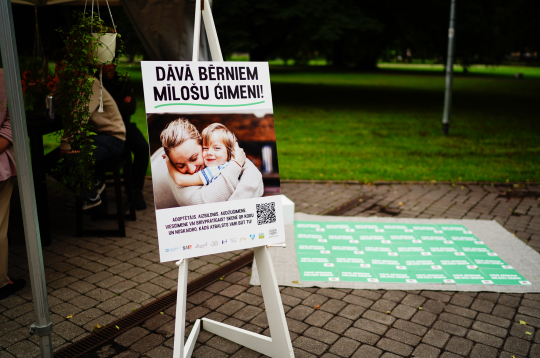 Atklāta kampaņa “Dāvā bērniem mīlošu ģimeni!”: palīdzība bērnam var sākties ar sarunu un pirmo soli