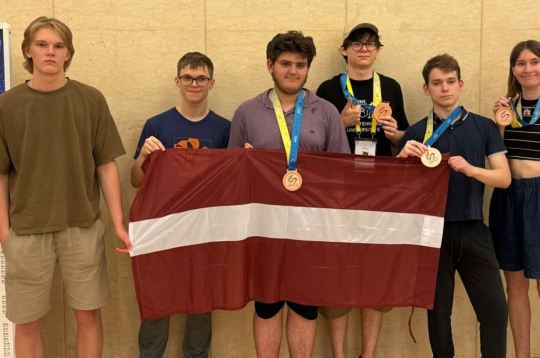 Latvijai vēsturisks panākums Starptautiskajā matemātikas olimpiādē: četras bronzas medaļas un Latvijas autora uzdevums olimpiādē