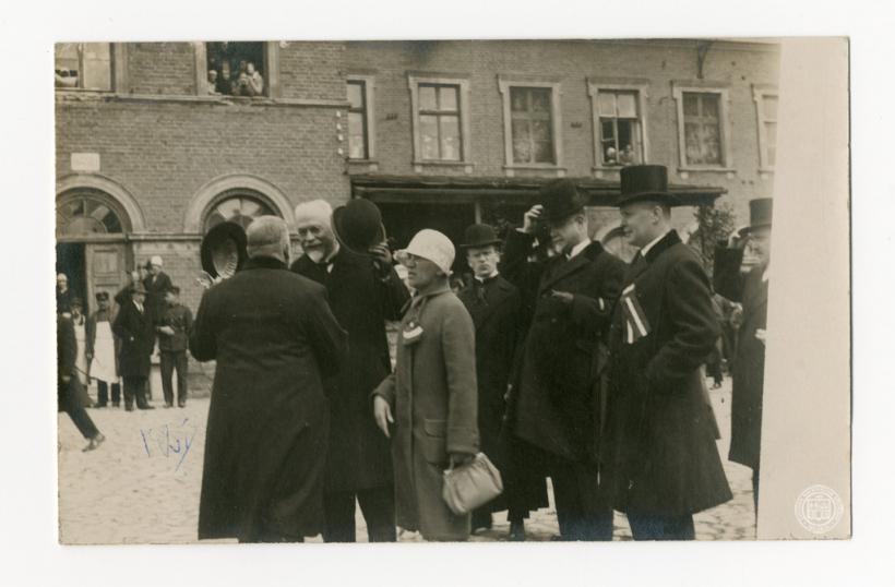 Viesu ierasanas uz Latgales dziesmu svetkiem_1929_gada_2_junijs_Daugavpils dzelzcela stacija.jpg
