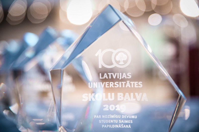 Latvijas Universitāte pasniegusi Skolu balvu