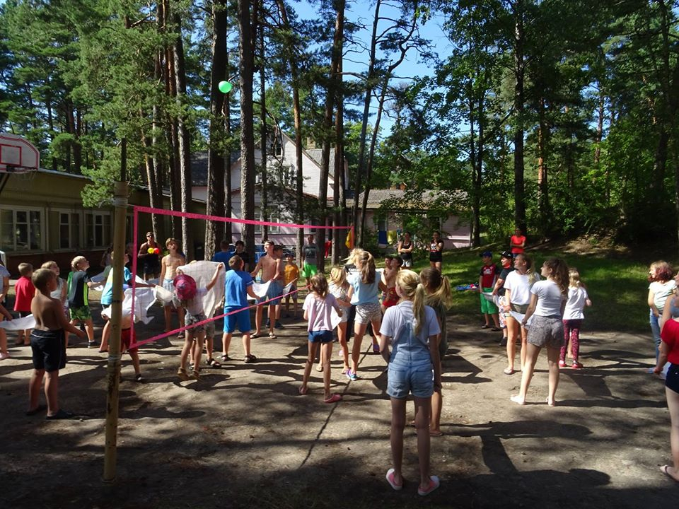 Vasaras brīvlaikā Rīgas bērni un jaunieši var piedalīties nevalstisko organizāciju rīkotajās nometnēs