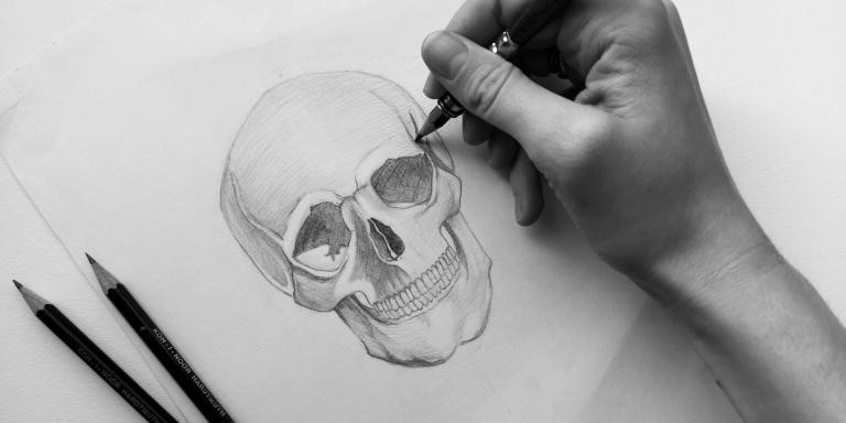RSU Anatomijas muzejs aicina skolēnus uz galvaskausa zīmēšanas nodarbību