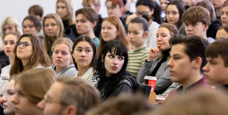 Aicina vidusskolēnus pieteikties Rīgas Juridiskās augstskolas Izcilības skolai
