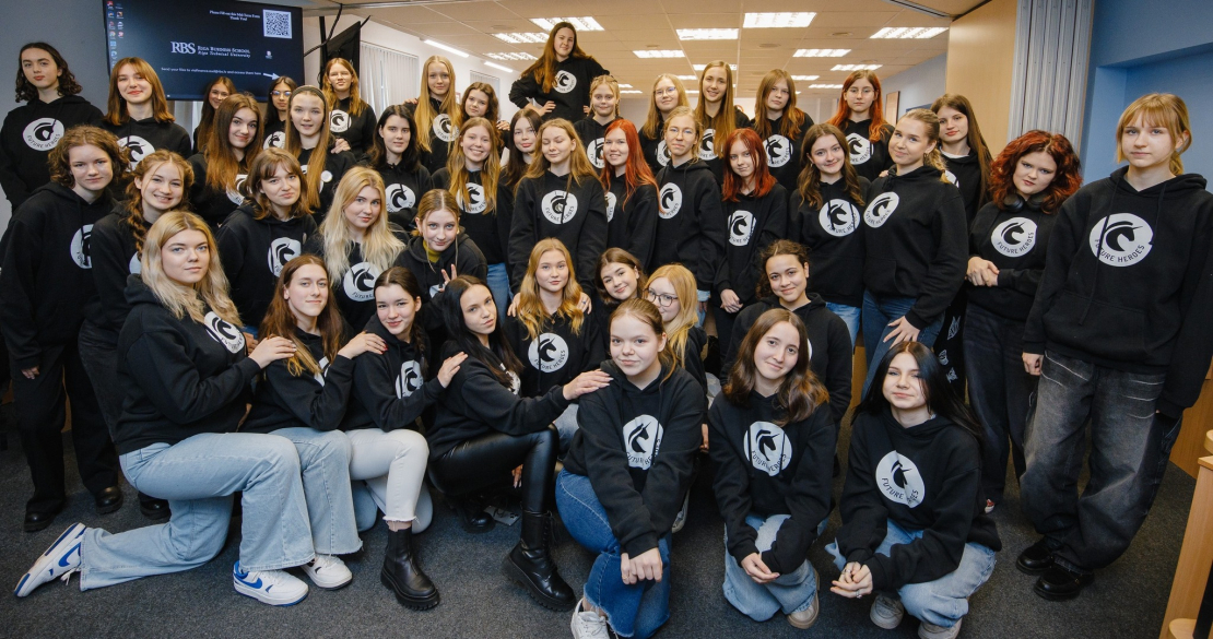 “Future Heroes” līderības un izaugsmes programma aicina jaunas dalībnieces!