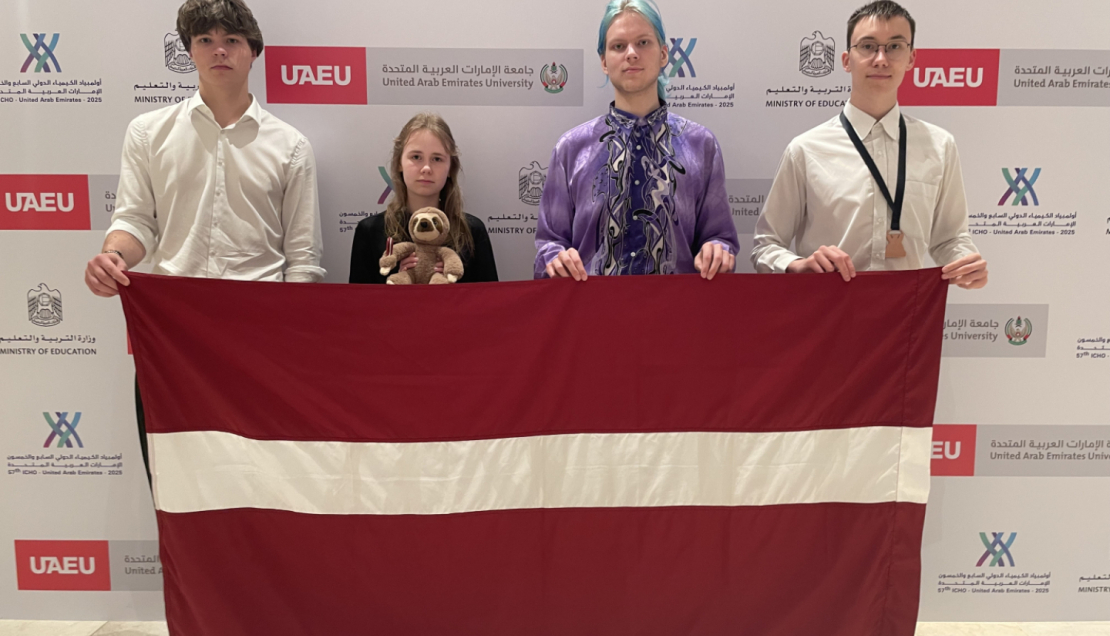 Latvijas skolēni izcīna divas bronzas medaļas Starptautiskajā ķīmijas olimpiādē Dubaijā