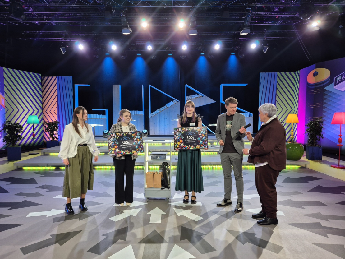 E-klases stipendiju izaugsmei saņem erudīcijas spēles “Gudrs, vēl gudrāks” 10.klašu finālistes