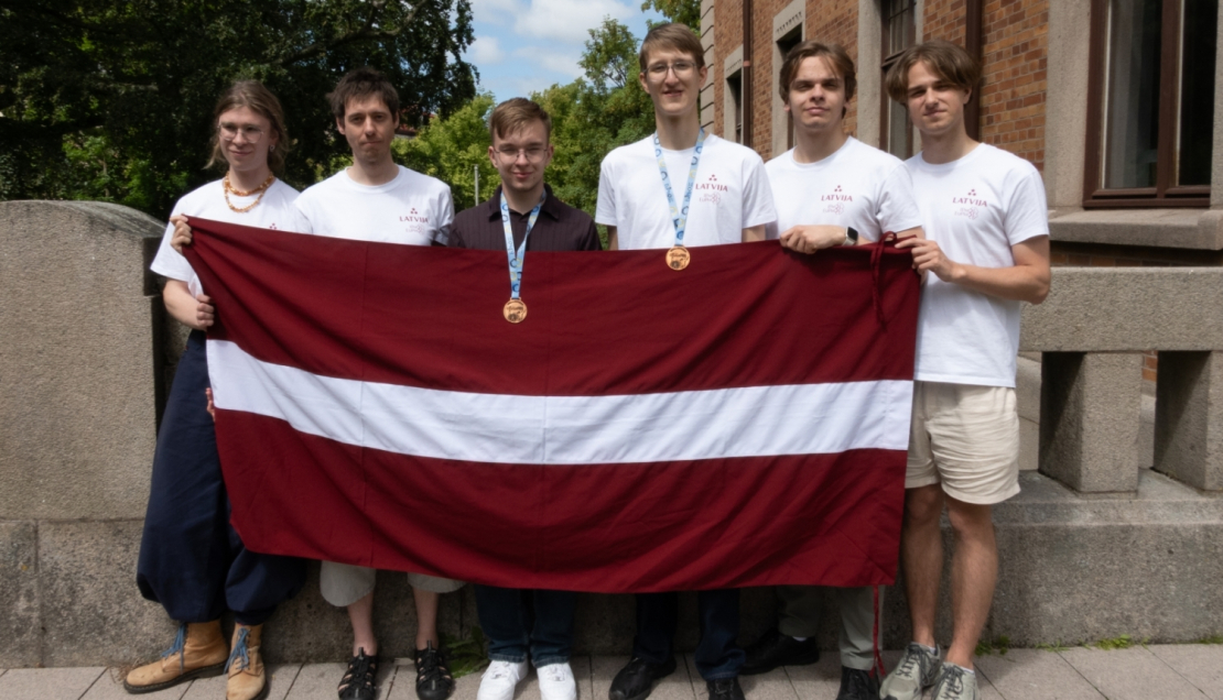 Latvijas skolēni Eiropas fizikas olimpiādē izcīna divas bronzas medaļas un divus atzinības rakstus