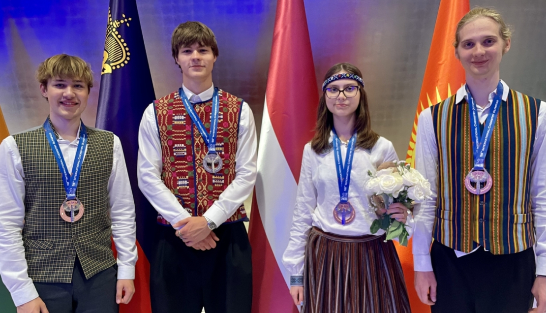 Latvijas skolēni gūst augstus panākumus Starptautiskajā ķīmijas olimpiādē Uzbekistānā
