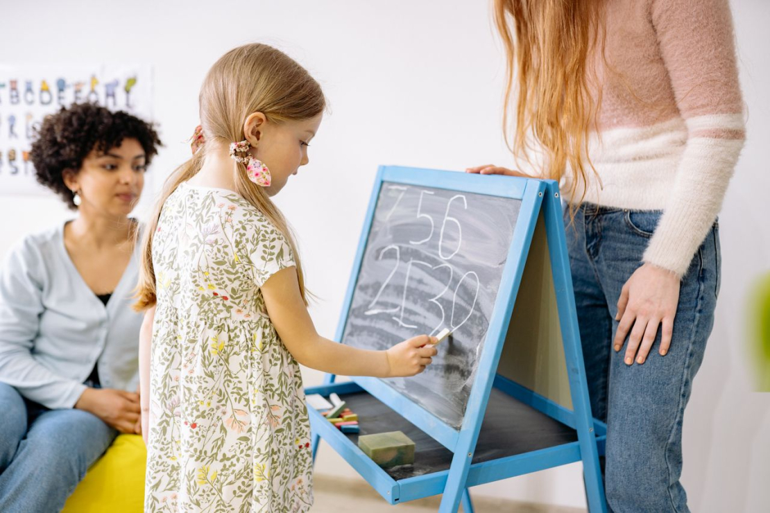 Valdība atbalsta pretrunīgi vērtēto skolēnu vērtēšanas reformu