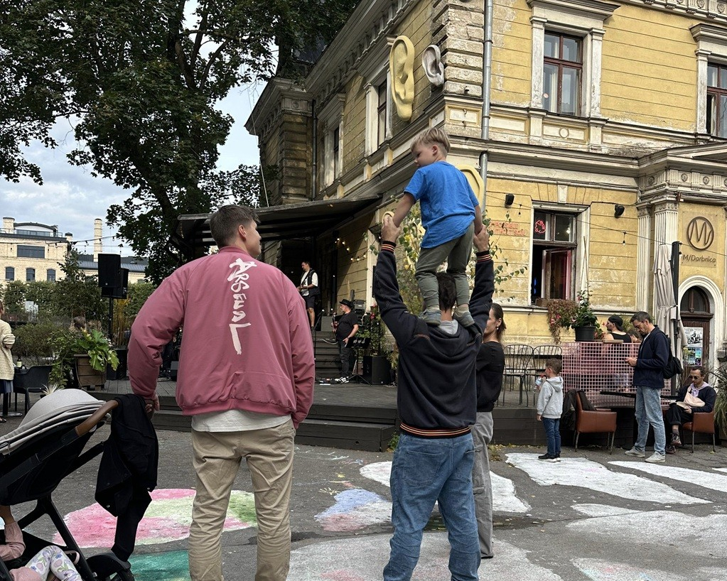 Svinot Tēva dienu, M/Darbnīca pagalmā uzstāsies grupa “Pērkons”