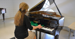 Valmieras Mūzikas skolai simtgadē uzdāvināts jauns flīģelis